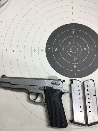 buenos días para aliviar mi armero vendo varias armas , detallo ;
- Smith wesson 4506 en calibre 45 en 40