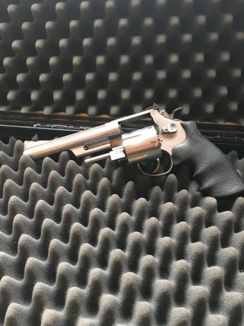 Hola que tal?
Buenas tardes a todos.
Tengo un buen amigo mio, que quiere venderse este magnifico S&W 10