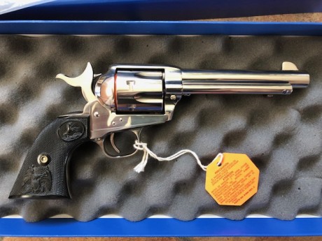 VENDO este precioso Revolver Colt Single Action Army (Acabado NICKEL) de 5'5 pulgadas en calibre 45 LC....SIN 02