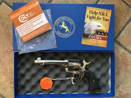 VENDO este precioso Revolver Colt Single Action Army (Acabado NICKEL) de 5'5 pulgadas en calibre 45 LC....SIN 00