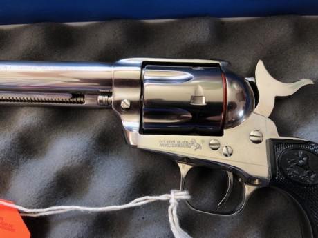 VENDO este precioso Revolver Colt Single Action Army (Acabado NICKEL) de 5'5 pulgadas en calibre 45 LC....SIN 10