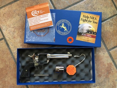 VENDO este precioso Revolver Colt Single Action Army (Acabado NICKEL) de 5'5 pulgadas en calibre 45 LC....SIN 21