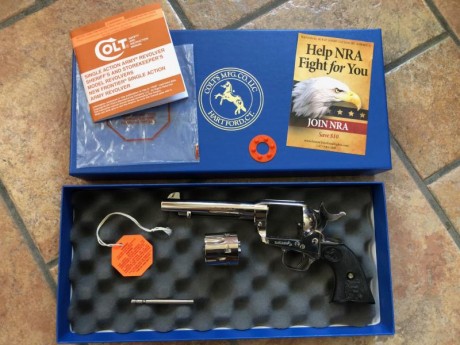VENDO este precioso Revolver Colt Single Action Army (Acabado NICKEL) de 5'5 pulgadas en calibre 45 LC....SIN 20