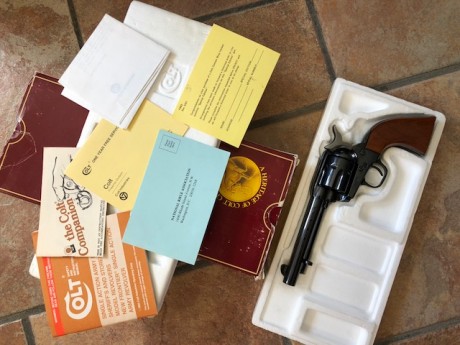 VENDO este precioso Revolver Colt Single Action Army (Acabado ROYAL BLUE) de 5'5 pulgadas en calibre 45 00