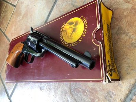 VENDO este precioso Revolver Colt Single Action Army (Acabado ROYAL BLUE) de 5'5 pulgadas en calibre 45 11