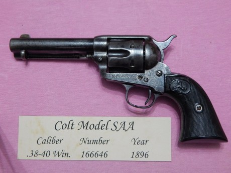 VENDO este Revolver Colt Single Action Army de 4'3/4 pulgadas en calibre 38-40. Se trata de una auténtica 00