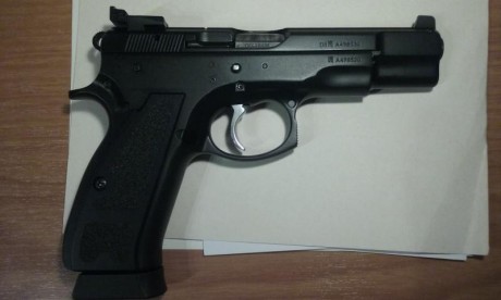 Hola amigos! ya que se muestran tantas armas buenas creo que a los propietarios de una cz 75 se nos tendría 30