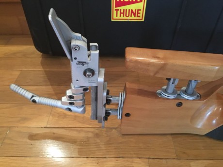  Buenas a todos

Un buen amigo vende los siguiente:

Carabina  Super Mach 54 serie X 
Cañon seleccionado. 01