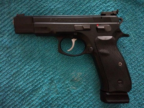 Hola amigos! ya que se muestran tantas armas buenas creo que a los propietarios de una cz 75 se nos tendría 130