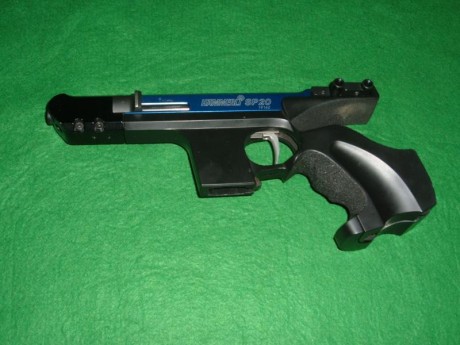 Se vende PISTOLA HAMMERLI guiada con F Calibre 22 con maletín original + kit conversor del 32 SW. Maletin 02