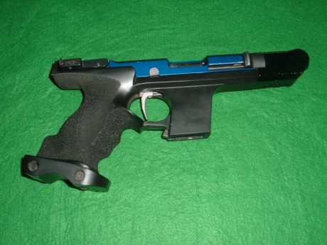 Se vende PISTOLA HAMMERLI guiada con F Calibre 22 con maletín original + kit conversor del 32 SW. Maletin 01