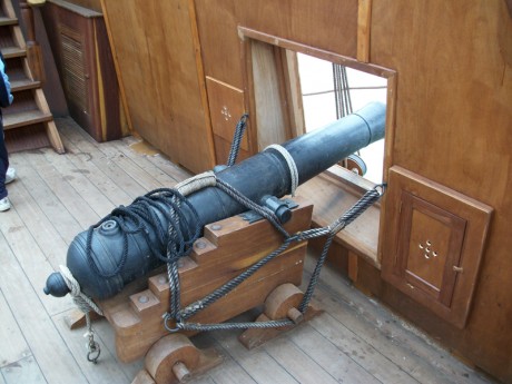 Estoy armando un bergantin-goleta para la guerra al corso y no se que artilleria poner a bordo.

Mide 141