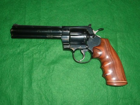 Se vende revolver Colt Python calibre 357 Guiado Con licencia F caja y accesorios Originales. Enviamos 02