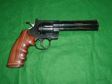 Se vende revolver Colt Python calibre 357 Guiado Con licencia F caja y accesorios Originales. Enviamos 01