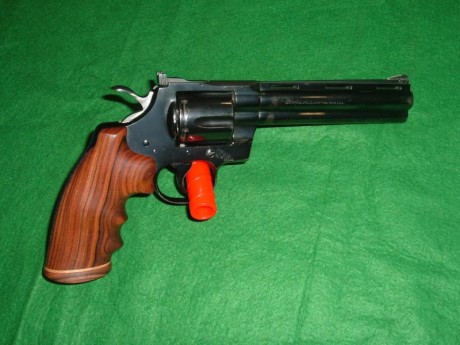 Se vende revolver Colt Python calibre 357 Guiado Con licencia F caja y accesorios Originales. Enviamos 00