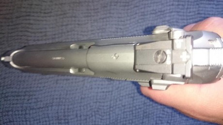 Vendo esta espectacular e icónica Beretta 92 FS Inox. 9mm.
La vendo porque no le doy el uso y se aburre 01