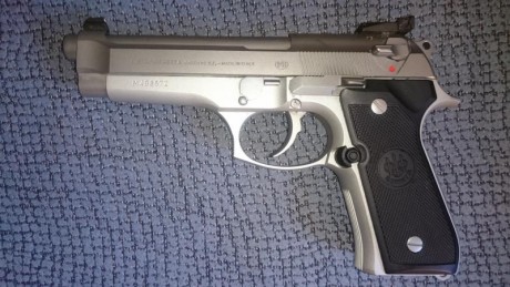 Vendo esta espectacular e icónica Beretta 92 FS Inox. 9mm.
La vendo porque no le doy el uso y se aburre 00