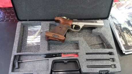 Un amigo vende esta pistola, una  Feinwerkbau AW93 cal.22., el arma esta en perfecto estado, solo la ha 02