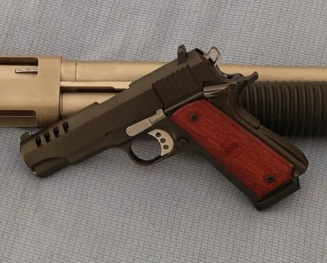 Clónica sudafricana 1911A1 Commander 4,15" monohilera .45 ACP
Pavonado nuevo, martillo Delta, fiador 50