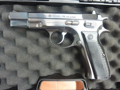 Vendo esta preciosa CZ 75 9mm de 1980, tiene una precisión increible, es de acero entera, para toda la 02