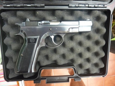 Vendo esta preciosa CZ 75 9mm de 1980, tiene una precisión increible, es de acero entera, para toda la 01