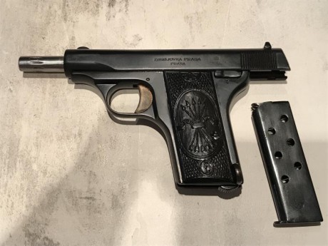 Buenas, recientemente he adquirido esta pistola en una subasta ya que me llamó la atención desde el principio 111