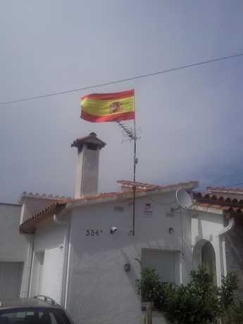 Donde se han guardado las banderas que hasta hace 4 dias estaban colgadas de los balcones?
Y las que iban 70