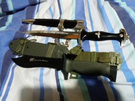 Vendo estás réplicas de estos dos cuchillos en perfecto estado. 40 (los dos) más envío. 02