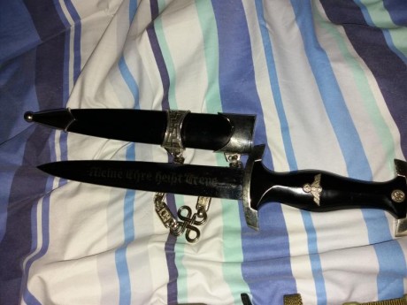 Vendo estás réplicas de estos dos cuchillos en perfecto estado. 40 (los dos) más envío. 01