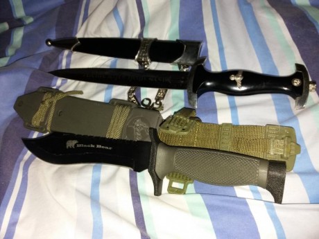 Vendo estás réplicas de estos dos cuchillos en perfecto estado. 40 (los dos) más envío. 00