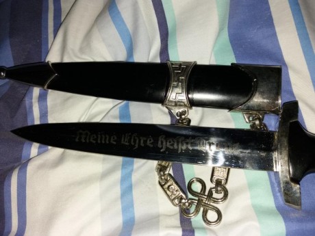 Vendo estás réplicas de estos dos cuchillos en perfecto estado. 40 (los dos) más envío. 10