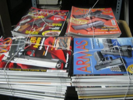 Buenas tardes, cambiaría lote de 95 revistas de Armas  por carabina Cometa antigua a poder ser de mano 00