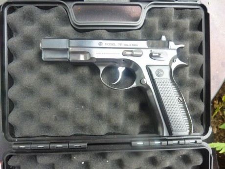 Vendo esta preciosa CZ 75 9mm de 1980, tiene una precisión increible, es de acero entera, para toda la 02