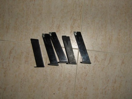 Vendo 5 cargadores de fogueo 75 euros, gastos de envió por mensajería, en Península, incluidos, desconozco 00