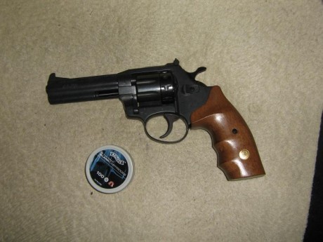 Vedo revolver de 6 mm flober guiado  en AE, 200 euros gastos de guía incluidos, esta nuevo, se manda a 00