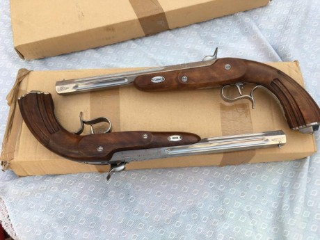 Vendo pareja de pistolas de duelo marca ARSA modelo Imperio. Nuevas a estrenar. Calibre 45. Tienen grabado 11