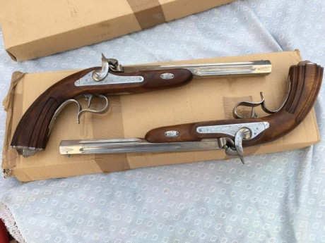 Vendo pareja de pistolas de duelo marca ARSA modelo Imperio. Nuevas a estrenar. Calibre 45. Tienen grabado 10