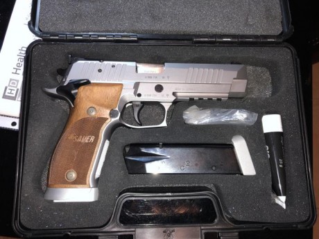 Vendo mi Sig sauer X5, prácticamente nueva. Sin apenas uso. Con dos alzas. 
Perfecto estado de todo. 
Envío 02