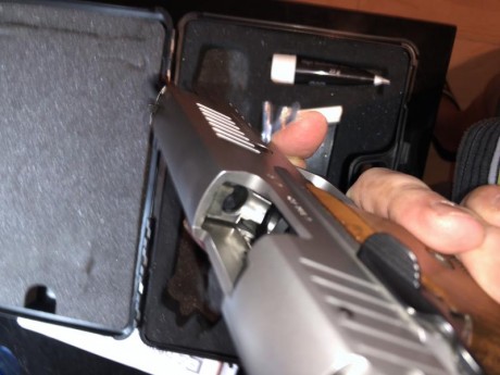 Vendo mi Sig sauer X5, prácticamente nueva. Sin apenas uso. Con dos alzas. 
Perfecto estado de todo. 
Envío 10