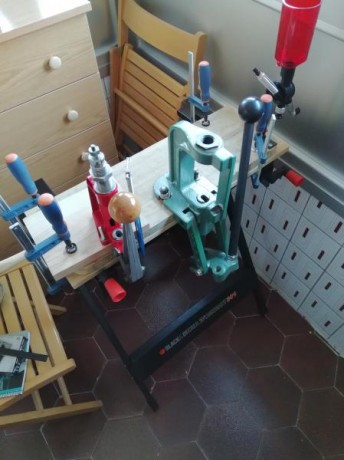 Hola.

Vendo este banco de trabajo plegable,  yo lo tengo con las prensas puesto. No es ideal, xo si tienes 150