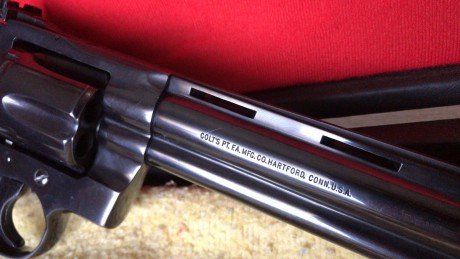 Hola compañeros.
Un amigo mio deja su actividad deportiva en el tiro y vende su Colt Python de 6pulgadas 01
