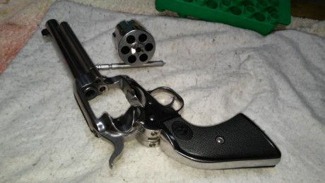 Vendo revolver Ruger New Vaquero inox,perfecto estado de funcionamiento y conservación,ningún daño,cal 01
