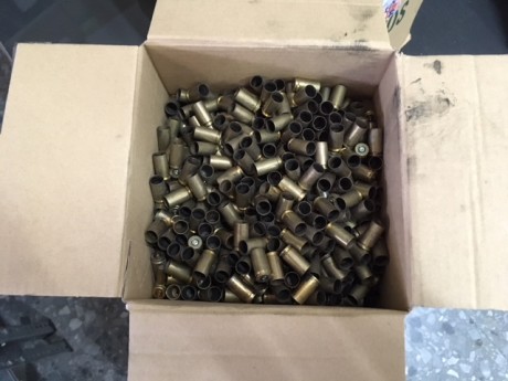 Tengo una caja con algo más de 3000 vainas del 9 Pb. de un solo disparo, preparada para enviar. Si alguien 00