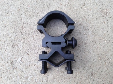 Se vende montura para acoplar linterna clásica Surefire en el cañón. Nueva, sin uso. PRECIO 10,00€ euros 00