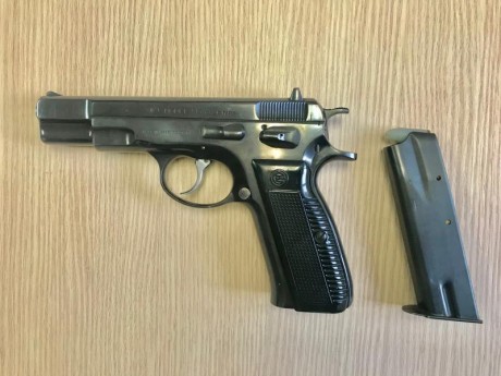Vendo Pistola BRNO CZ 75 CAL. 9 mm en muy buen estado. Es el modelo pavonado fabricado en la antigua Checoeslovaquia 02