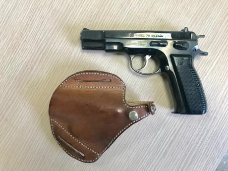 Vendo Pistola BRNO CZ 75 CAL. 9 mm en muy buen estado. Es el modelo pavonado fabricado en la antigua Checoeslovaquia 01