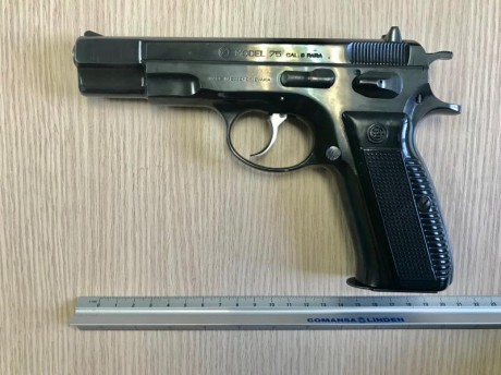Vendo Pistola BRNO CZ 75 CAL. 9 mm en muy buen estado. Es el modelo pavonado fabricado en la antigua Checoeslovaquia 00