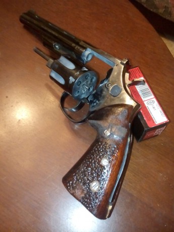 Hola a todos.
Un compañero del club, me ha pedido que le anuncie estas armas.
Pistola Toz del 22lr. Lleva 11