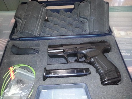 Menos de 500 tiros, perfecta de polimero, mecanismos y pavón. Se entrega con dos cargadores y dos fundas 00