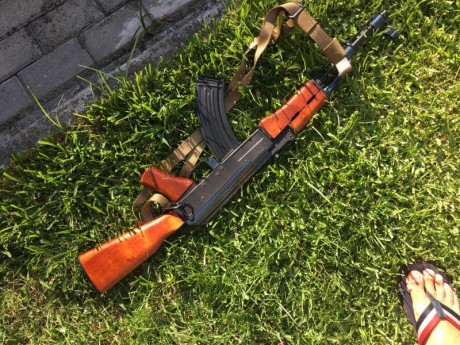 Vendo replica de airsoft. Replica exacta en verdadero metal y madera del famoso AK 47. Calibre 6mm. Mejorada 01